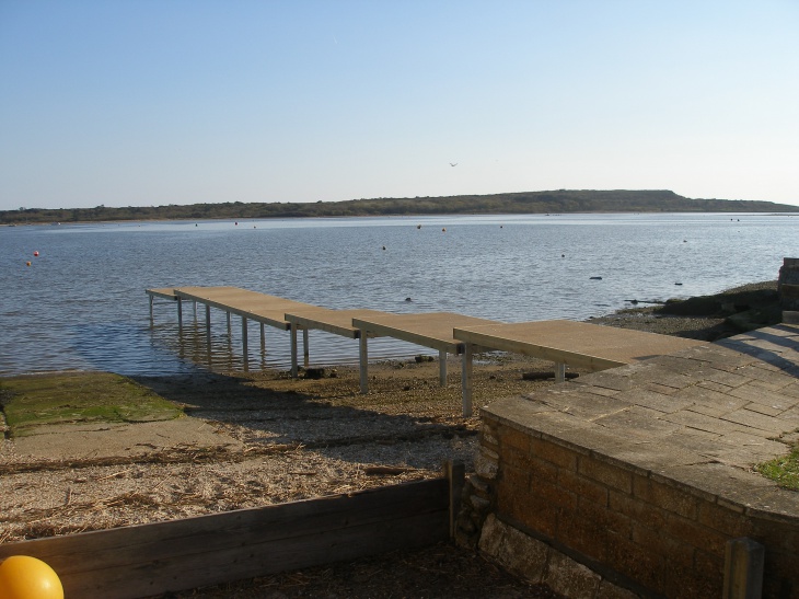 A stepped tidal jetty